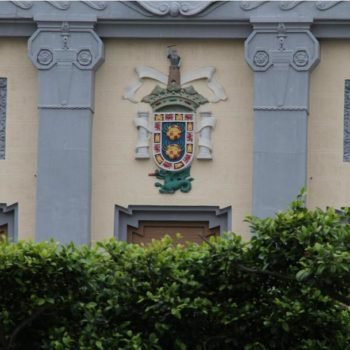 Escudo en el Palacio de la Asamblea