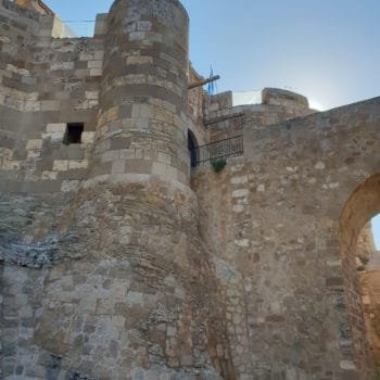 Conociendo nuestro patrimonio Puerta y foso de Santiago