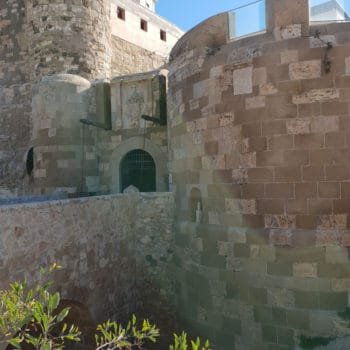 Conociendo nuestro patrimonio Puerta y foso de Santiago