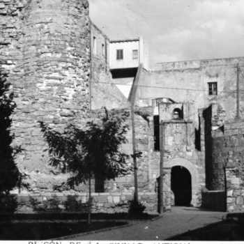 Conociendo nuestro patrimonio Puerta y foso de Santiago