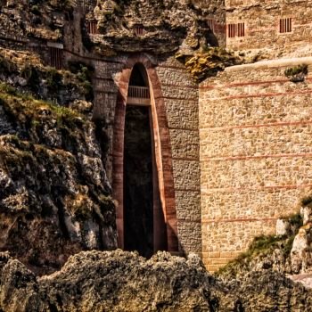Arco parabólico diseñado por Javier Vellés