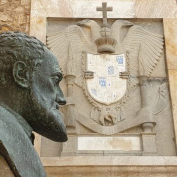 Busto y escudo de Carlos V