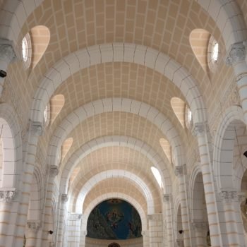 El anhelo de una nueva iglesia surge en Melilla en los últimos años del siglo XIX cuando la población se va asentando fuera de las murallas y la Purísima Concepción quedaba un poco lejos para quienes se habían establecido en los barrios extramuros. El 8 de diciembre de 1900 siendo vicario D. Eduardo Alvendín se colocó la primera piedra del nuevo templo en el Llano. En aquella fecha era coronel de Ingenieros y jefe de la Comandancia D. Ángel Rosell. Indudablemente era necesario recaudar fondos, para ello se constituyó una Junta que se encargó de esta función. Las obras no fueron al ritmo deseado debido a la situación por la que atravesaba la ciudad. No cabe duda que la intervención del Estado era vital para que esta iglesia siguiera erigiéndose. En los primeros días de febrero de 1912 el Capitán General recibía una carta del Presidente del Consejo de Ministros en la que se comunicaba que el Ministerio de Gracia y Justicia había girado 30.000 pesetas a Melilla para la construcción del nuevo templo. Algunos años debieron de transcurrir para que la construcción llegase a término. Aquel 19 de mayo de 1918 fue un día especial en Melilla. La ceremonia de consagración estuvo presidida por el entonces Obispo de Olimpo, hoy San Manuel González García. En el viaje le acompañaron un nutrido grupo de personas entre las que figuraban el Padre Tiburcio Arnáiz, beatificado en octubre de 2018 en la catedral de Málaga. En la historia de esta iglesia se pueden destacar algunos nombres como el del vicario de Melilla Miguel Acosta; el arquitecto Enrique Nieto quien se hizo cargo de la dirección de las obras en julio de 1917. Francisca Peré, esposa de Cándido Lobera y Sofía Martín-Pinillos, mujer del general Aizpuru. Como hemos podido apreciar las obras sufrieron diferentes interrupciones a lo largo de los años y en este tiempo la prensa local informó en diferentes ocasiones que estaba ocurriendo. El 14 de febrero de 1912 aparecía publicada la siguiente noticia: “La Nueva Iglesia Ya era hora de que se resolviese por el Gobierno cuestión de tanta importancia para Melilla, no solo bajo el punto de vista religioso, sino aún del social y político, como es el dotar a la población moderna de un templo, a donde puedan acudir con facilidad los creyentes, para rendir a Dios el homenaje de su fe. Cuando sólo existían el Polígono y la Cañada, el celo de un párroco encontró eficaz ayuda en un prestigioso jefe del Ejército para subvenir a aquella necesidad, que desde entonces se ha hecho cada día más apremiante a medida que han ido poblándose los antiguos huertos. Don Eduardo Alvendin y don Angel Rosell, Coronel de Ingenieros, jefe entonces de esta Comandancia, fueron los iniciadores de la nueva iglesia, y al su llamamiento respondieron todos los vecinos de la plaza, militares y paisanos, con la Junta de Arbitrios a la cabeza, ofreciéndoles recursos para la realización de tan pausible idea. Las obras comenzaron, alcanzando la altura que en la actualidad ostentan; pero era empresa superior a las fuerzas del vecindario, y al fin los trabajos se suspendieron por falta de dinero. Pasaron algunos años; la población seguía en aumento, y el ilustre general Marina hubo de exponer al Gobierno la necesidad de acabar la Iglesia en construcción; y en efecto, el ministro de Gracia y Justicia consignó en el proyecto de presupuestos la suma de 150.000 pesetas para este objeto; pero la Comisión que había de dictaminar en el Congreso tachó esta partida. Tal era la situación cuando el pasado año vino a Melilla S.M. el Rey. El general Aldave aprovechó con gran acierto la ocasión para hablar al Presidente del Consejo de tan importante cuestión, y el señor Canalejas, penetrado de la justicia de la demanda le prometió atenderla, como la atendió efectivamente, dictando una R.O. al poco tiempo para que la Junta Diocesana del Obispado de Málaga formase el proyecto reglamentario. Cumplido este requisito legal se necesitaba aun de una influencia poderosa que determinase en los centros oficiales la aprobación del proyecto y del decreto de subasta. Esa influencia poderosa la encontró el Vicario señor Acosta, en la recomendación valiosa de nuestro Capitán General y en el eficaz concurso que le presentaron en Madrid con interés decidido el general Arizón, siempre diligente y fácil para cuanto significa engrandecimiento de la plaza, y el diputado a Cortes don Joaquin Llorens estimulado en toda ocasión por los nobilísimos sentimientos patrióticos y religiosos; ambos Señores acompañaron al Vicario Sr. Acosta en el Ministerio de Gracia y Justicia; por cierto que para ello tuvo el Sr. Llorens que abandonar la cama, donde se hallaba retenido por molesta indisposición. Razonada que fue la petición por el elocuente diputado, el Subsecretario señor Montero Villegas les anunció que en breve plazo se darían 30.000 pesetas para empezar las obras: desde entonces el Sr. Llorens no ha cesado en sus requerimientos al Gobierno que al fin se ha publicado la R.O. de 5 del corriente que fue comunicada por el Jefe del Gobierno al general García Aldave. En carta particular dice el Presidente del Consejo al Capitán General, que no le es posible girarle las 100.000 pesetas que le ofreciera durante su viaje, porque en el presupuesto solo se consignan 500.000 para reparación de templos. Insinua la posibilidad de que el Ministerio de Estado facilite algunos recursos y termina manifestando, que con el envío de dicha suma queda establecido un precedente para los presupuestos sucesivos. Digna es de aplauso la gestión de cuantos han intervenido en este asunto, y para todos debe guardar Melilla inmensa gratitud, desde el coronel Rosell, iniciador de la nueva Iglesia, hasta el señor Llorens que la ha puesto en vías de ejecución. Estamos seguros de que la Iglesia se terminará en breve plazo, porque contamos para ello, al par que con el celo de nuestras autoridades, con la valiosa protección del eminente diputado.” El nuevo templo Prácticamente nada ha cambiado en el proyecto del arquitecto Fernando Guerrero Strachan. Dividida en tres naves, la central se corona con torre rematada en pináculo bajo el que se albergan las campanas. Fundidas en Murua (Vitoria) fueron bautizadas con los nombres de Virgen de la Victoria y Sagrado Corazón y colocadas en su actual emplazamiento en el mismo año de la consagración. Concebido como un gran Sagrario, siguiendo los preceptos de San Manuel González, destaca por la belleza de sus altares ubicados en las naves laterales, con rica decoración. Decir que en épocas pasadas contaba este templo con más retablos de los que existen actualmente Preside el altar mayor la imagen del Sagrado Corazón y bajo ésta un Cristo Crucificado que data del siglo XVI. Desde mayo de 2016 se puede venerar también la imagen de Nuestra Señora de la Victoria, Patrona Coronada y Alcaldesa Honoraria Perpetua. El terremoto que sufrió la ciudad en enero del citado año obligó a desalojar la iglesia de la Purísima Concepción, que a día de hoy se halla en proceso de restauración. Merece ser destacada la sillería del coro, tallada en madera en la que se reproducen las caras de Jesús, María y el Espíritu Santo además de los doce apóstoles. De gran belleza los retablos que aún se conservan (existe constancia que hubo más en épocas pasadas), y que fueron costeados en algunos casos por particulares y través de suscripciones populares. Imágenes de la Virgen bajo distintas advocaciones: Inmaculada Concepción, del Carmen, de los Desamparados, de Montserrat, del Pilar, etc. así como santos y santas que concitan a multitud de melillenses que buscan su amparo y protección. Mención especial para la talla de Jesús Cautivo en el Altar del Perpetuo Socorro, cuyo pie desgastado por el suave roce de los dedos de quienes acuden en busca de su ayuda y le imploran su Divina Intercesión. Similar es lo que ocurre con el Cristo de la Paz y la Soledad de Nuestra Señora, ubicados en el baptisterio muy visitados por sus fieles devotos. Bendición de la Iglesia Como todo lo que pasaba en la ciudad, la noticia fue recogida en El Telegrama del Rif , en la edición del día 20 de mayo. “Desde el cuartel de la Compañía de Mar organizose la comitiva hasta la nueva Iglesia del Llano, que había de bendecir el ilustre prelado de la diócesis. La comitiva organizose en la forma siguiente: dos largas hileras de Asociaciones religiosas de señoras y caballeros; niños de las escuelas; personas que esperaron a Su Ilustrísima y los que le acompañan desde Málaga; detrás seguía el Obispo bajo palio, cuyas varas llevaban el capellán señor Calzada, coronel de Artillería señor Revilla; coronel del regimiento de África señor Baños; notario señor Cano, comandante de Marina señor Orús, Interventor señor Casasnovas; médico director, de la Sanidad Marítima señor Pérez Torres; auditor señor Fábregas y secretario del Juzgado de Primera instancia señor Serrano. Revestidos de Roquete seguían al Obispo los coadjutores de la Parroquia don Maximiliano Fernández y don Francisco Sánchez Osuna, teniente vicario señor Matilla, vicario eclesiástico señor Casasola y capellán del cementerio señor Ontiveros. Detrás del palio seguían los generales Aizpuru y Monteverde, comisiones civiles y militares, cerrando la comitiva la banda del regimiento de África y enorme cantidad de público. La comitiva siguió el siguiente itinerario: Muelles, calles de San Jorge, Almodóvar, Alfonso XIII y Plaza de Menéndez Pelayo. Las calles se hallaban concurridísimas por inmenso gentío que saludaba cariñosamente al prelado, balcones y azoteas estaban atestados. El obispo expresaba a sus acompañantes la satisfacción que le causaba el hallarse con tan cariñosa manifestación de regocijo por su llegada. Dijo que la población habíale causado excelente efecto, elogiándola grandemente. Al llegar la comitiva a la Plaza Menéndez Pelayo ésta se hallaba por completo atestada, así como la Iglesia, donde era imposible penetrar. El Obispo llegó hasta el pórtico, y revestido de capa, mitra y báculo, recorrió exteriormente la Iglesia, bendiciéndola con un ramo de romero. En esta ceremonia le acompañaba el general Monteverde y todas las demás autoridades. Terminada la bendición exterior del templo, penetró en éste para bendecirlo interiormente. S.I. entró en el recinto a los acordes del órgano, procediendo acto seguido a la bendición con arreglo al mismo ritual. El general Aizpuru se retiró a la Comandancia General a poco de llegar a la Iglesia.”