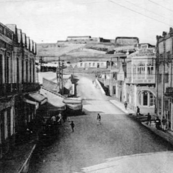 Calle Cándido Lobera. A la derecha el edificio de El Telegrama del Rif