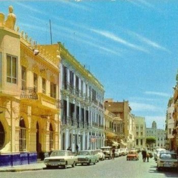 Calle Ejército Español, en primer término el edificio de El Telegrama del Rif