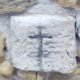 Cruz tallada en una de las piedras de la muralla