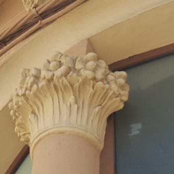 Decoración floral en el capitel de la columna