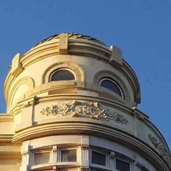 Detalle de la torre. Iniciales del propietario