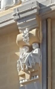 Detalle de niños en la fachada