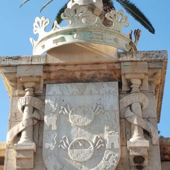 Detalle del escudo y Guzmán el Bueno