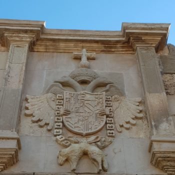 Escudo de Carlos V en la Puerta de Santiago