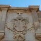 Escudo de Carlos V en la Puerta de Santiago