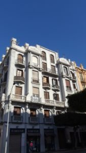 Fachada a Avda. Reyes Católicos