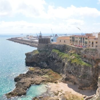 Faro .Muralla de las Cruces y Cala de Trápana