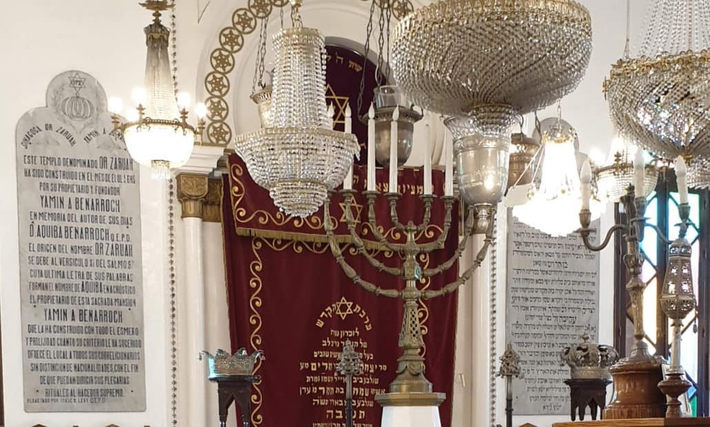 Interior de la Sinagoga.Menorah