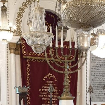 Interior de la Sinagoga.Menorah