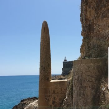 Muralla y Faro desde la bajada a Trápana