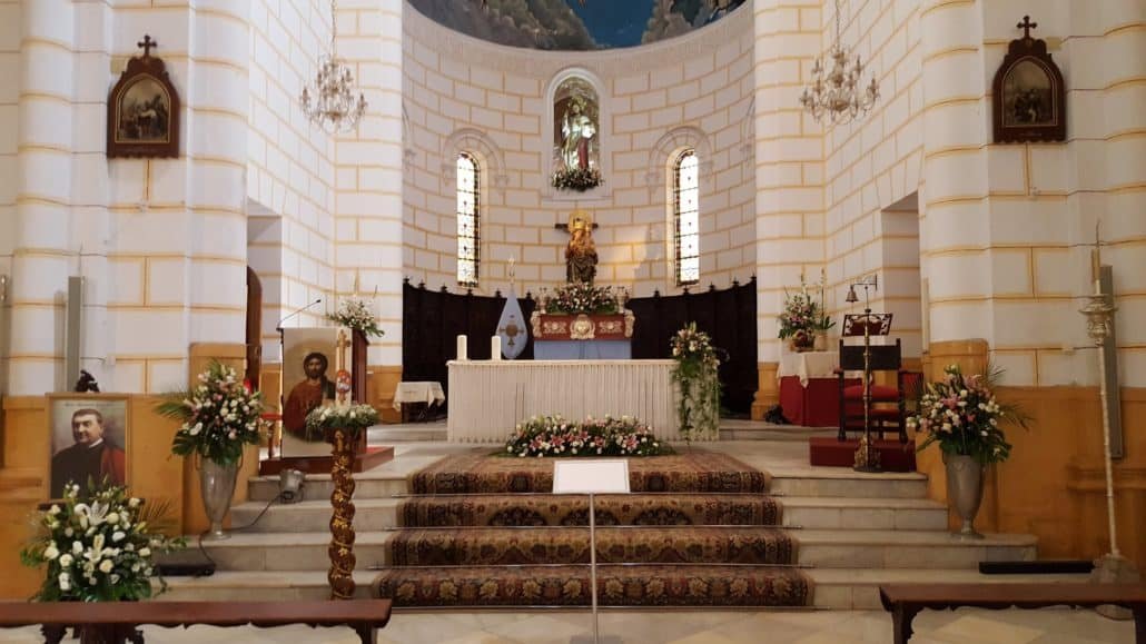 Nave central y altar mayor