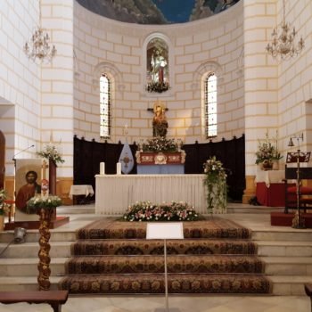 Nave central y altar mayor
