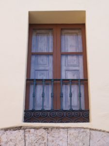 Una de las ventanas del antiguo hospital