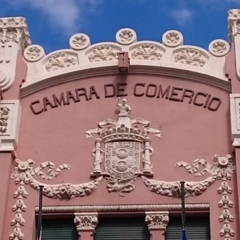 Escudo de la ciudad y decoración parte superior