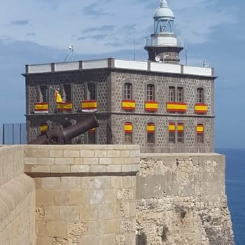 Faro engalanado con la bandera española