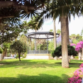 Jardines y Templete al fondo