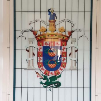 Vidriera con el escudo de Melilla