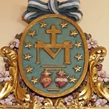 Parroquia de la Medalla Milagrosa. Detalle de la medalla en el Altar dedicado a la Titular de la Parroquia