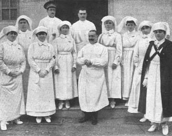 Damas y enfermeras con médicos militares en 1919