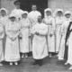 Damas y enfermeras con médicos militares en 1919