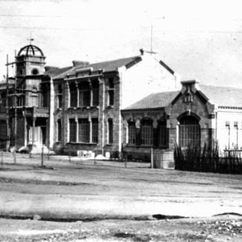 Fachada del Grupo Escolar en obras