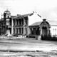 Fachada del Grupo Escolar en obras