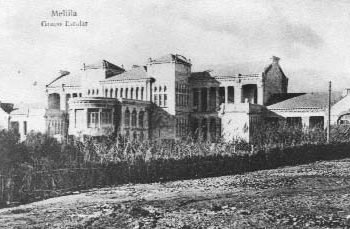 Grupo Escolar en 1921, que sería sede del hospital de la Cruz Roja