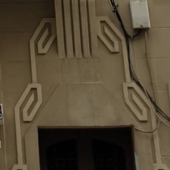 Edificio anexo Monumental. Decoración puerta de entrada