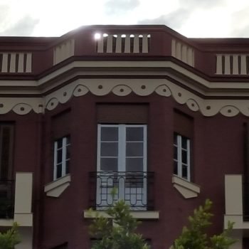 Avda. Democracia 8, detalle cornilla
