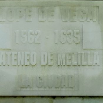 Escultura de Lope de Vega. Inscripción en el pedestal