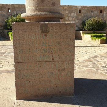 Inscripción en recuerdo a Carlos Ramírez de Arellano