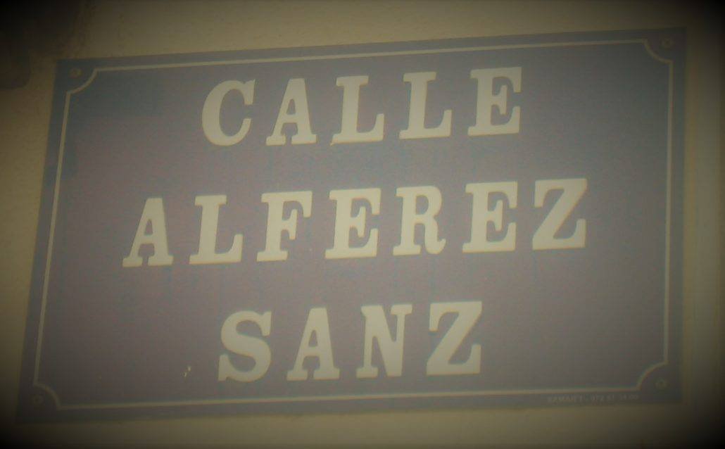Placa de la calle Alférez Sanz
