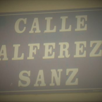 Placa de la calle Alférez Sanz