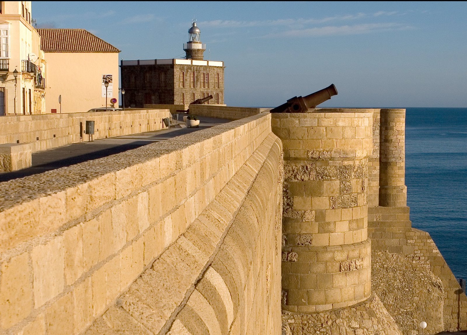 Bastiones y murallas frente al mar
