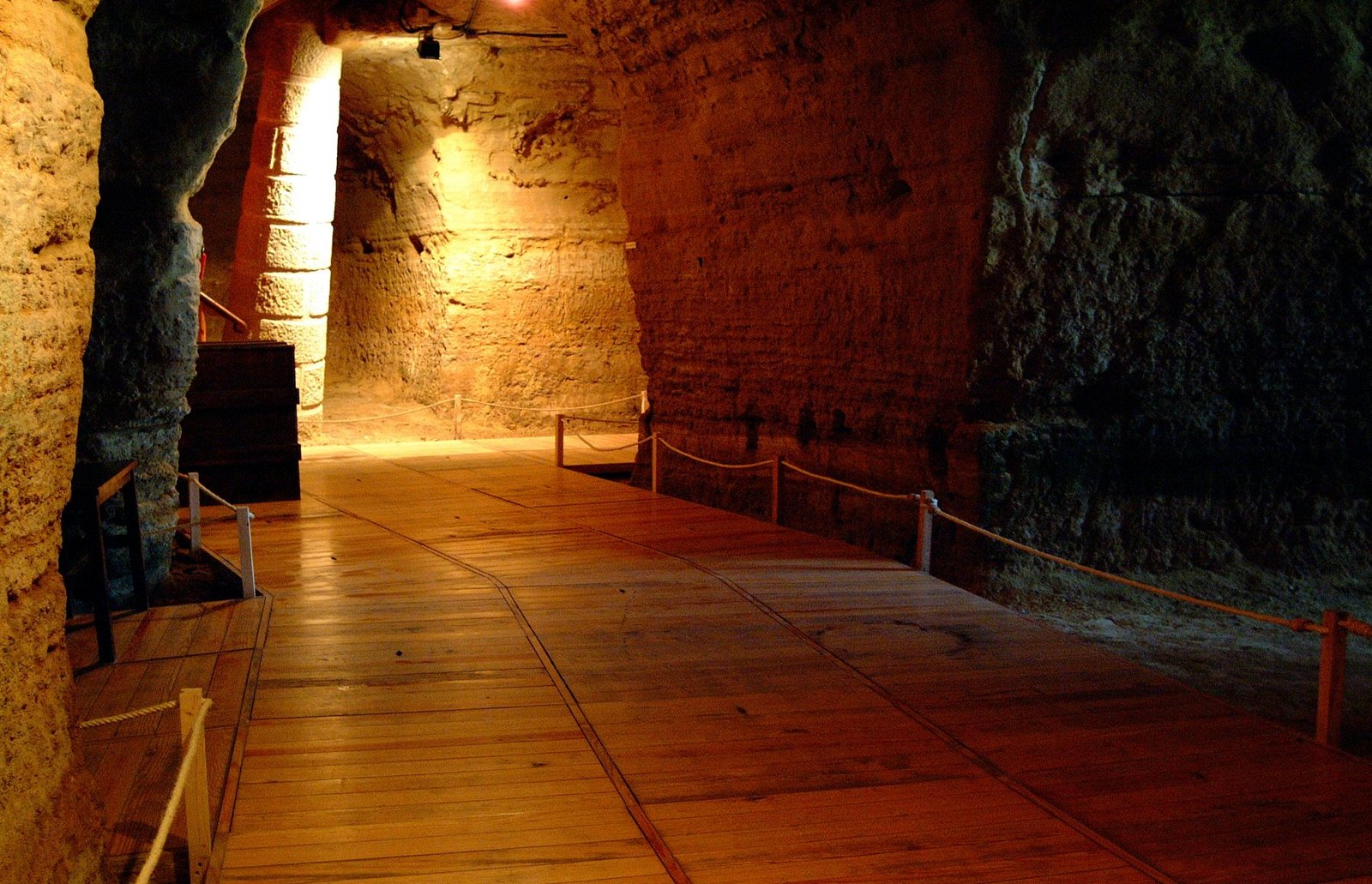 Galerías subterráneas iluminadas