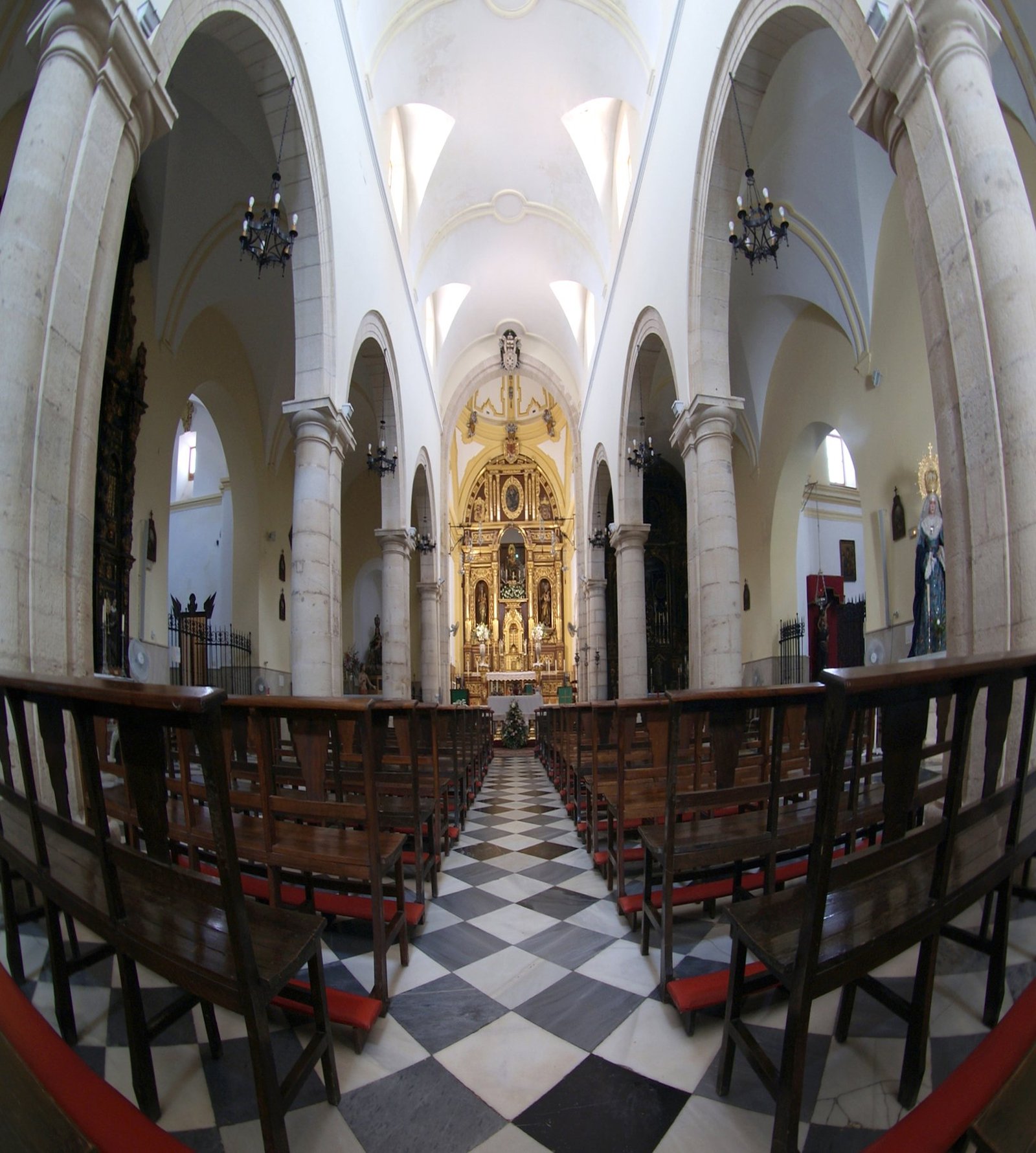 Nave abovedada de la iglesia