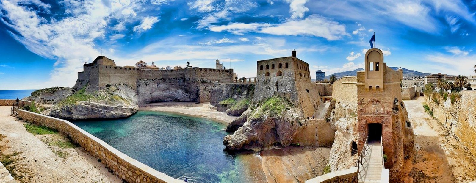 Los recintos fortificados asomados al Mediterráneo