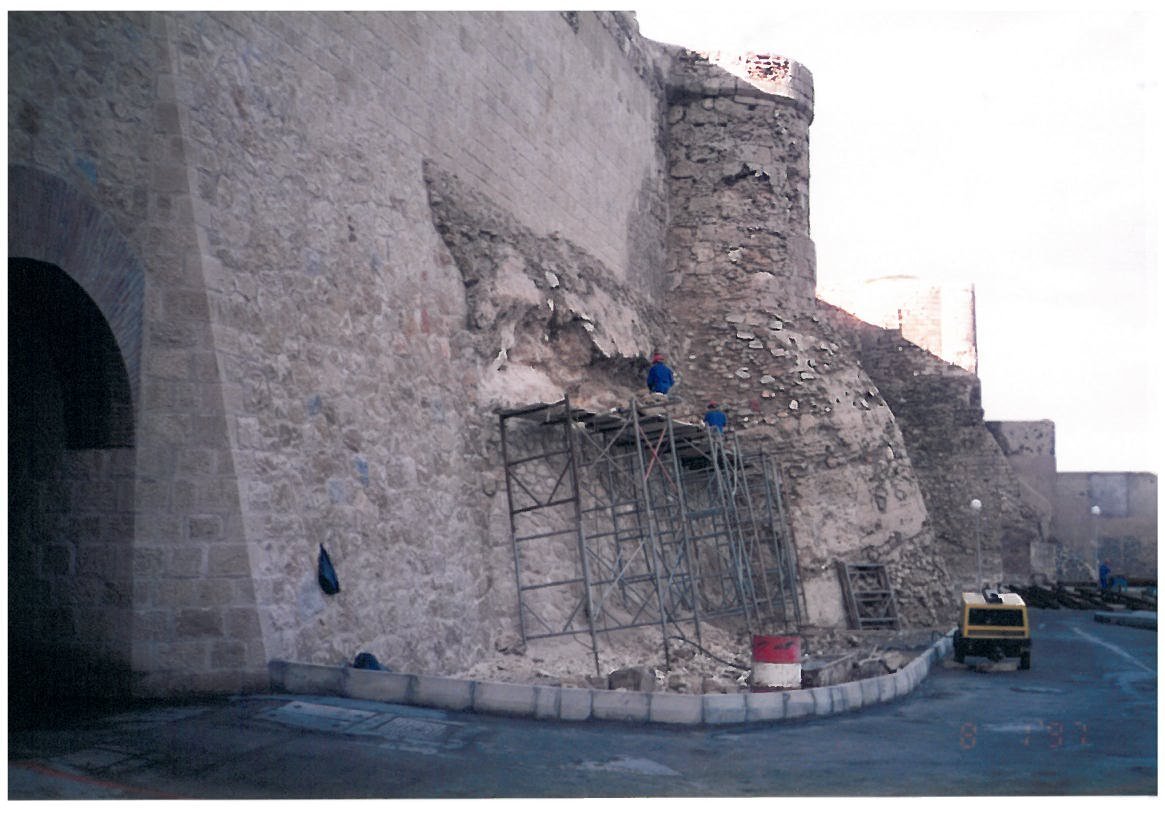 Andamiaje al pie de un baluarte, obras de restauración de 1995