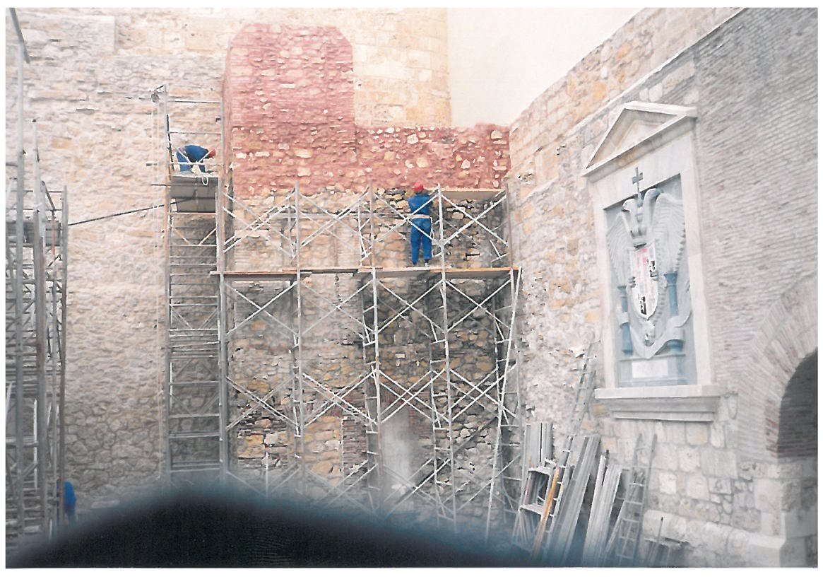 Andamiajes sobre un lienzo de muralla, obras de restauración de 1995