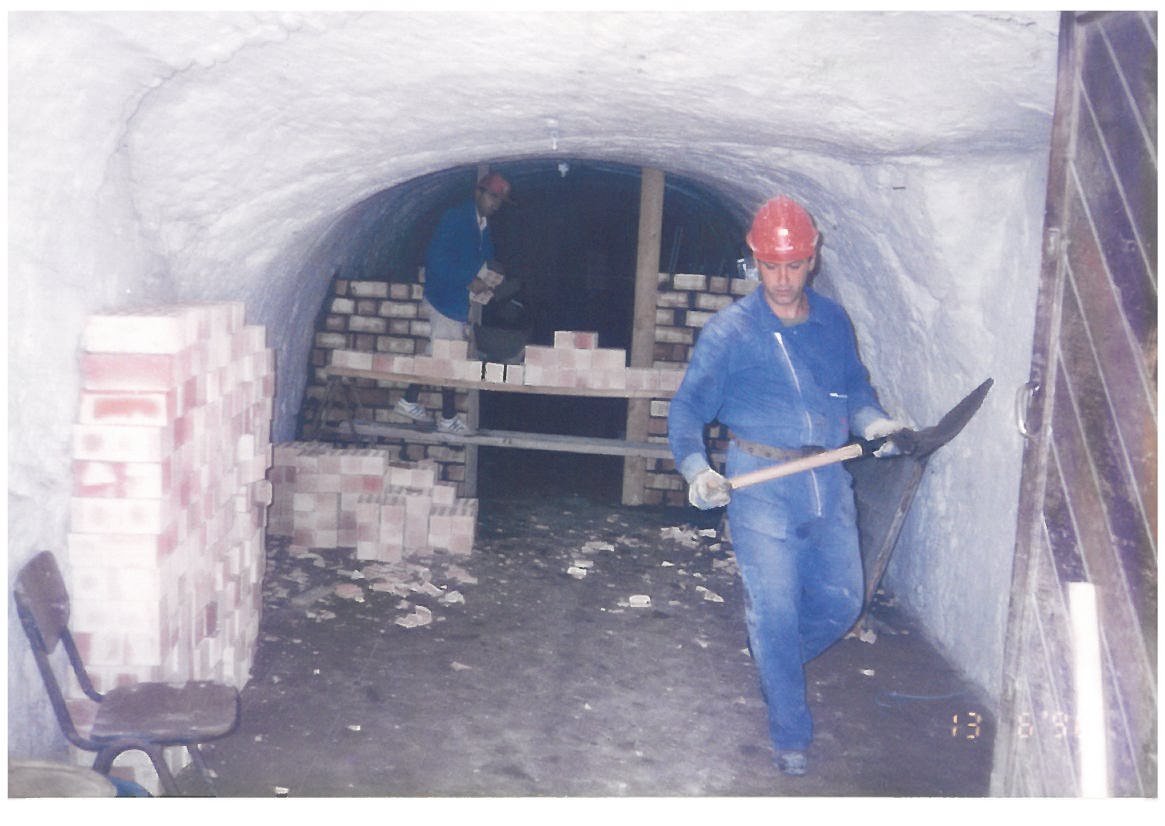 Operario durante la rehabilitación de un espacio abovedado, obras de restauración de 1995