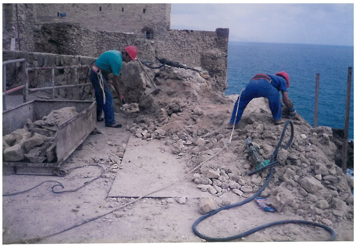 Operarios consolidando la muralla sobre el acantilado, obras de restauración de 1995