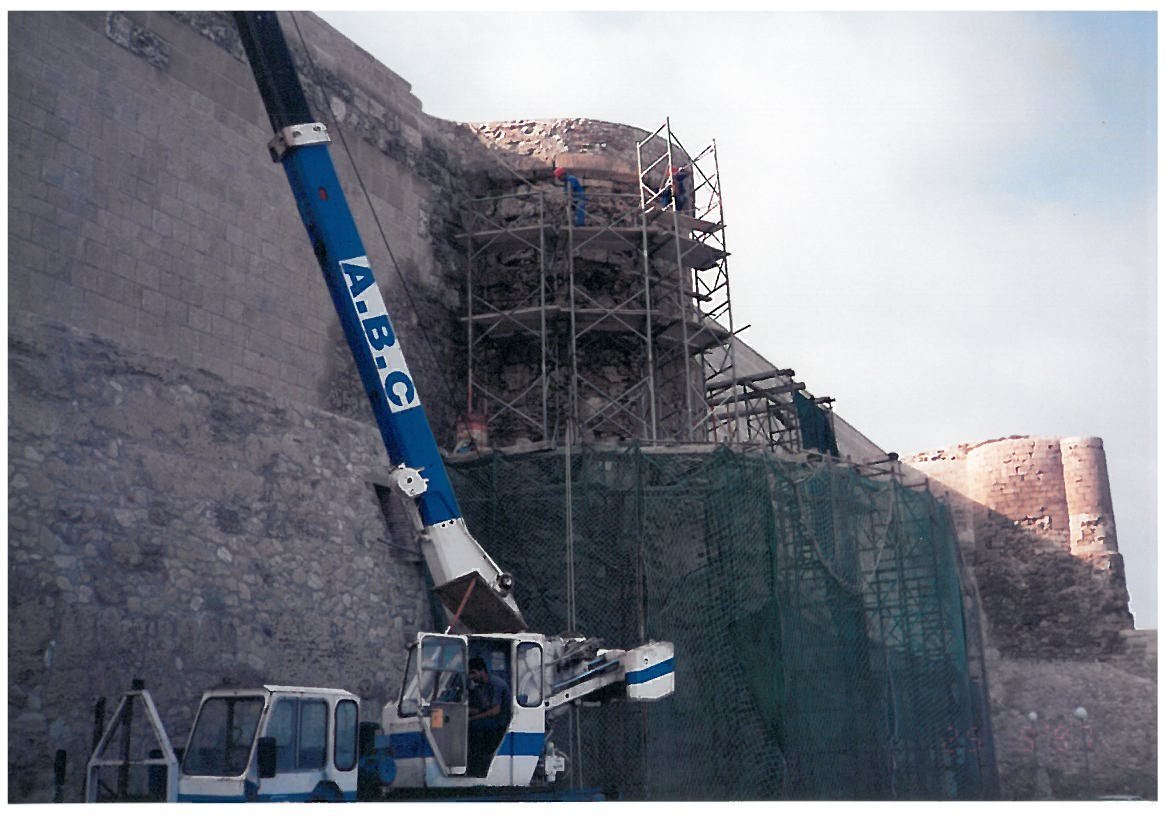 Medios mecánicos trabajando sobre las murallas, obras de restauración de 1995