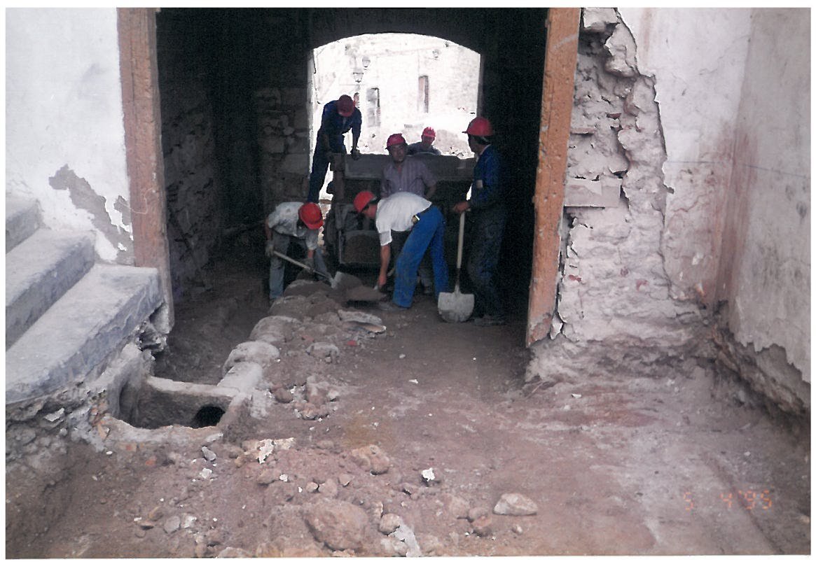 Operarios en el interior de un espacio abovedado, obras de restauración de 1995